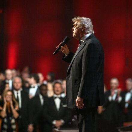 President Donald Trump delivers closing remarks at the Kennedy Center Honors at the Kennedy Center in Washington, D.C., Sunday, December 7, 2025. (Official White House Photo by Daniel Torok)